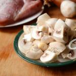 Тушеная говядина с грибами и картофелем